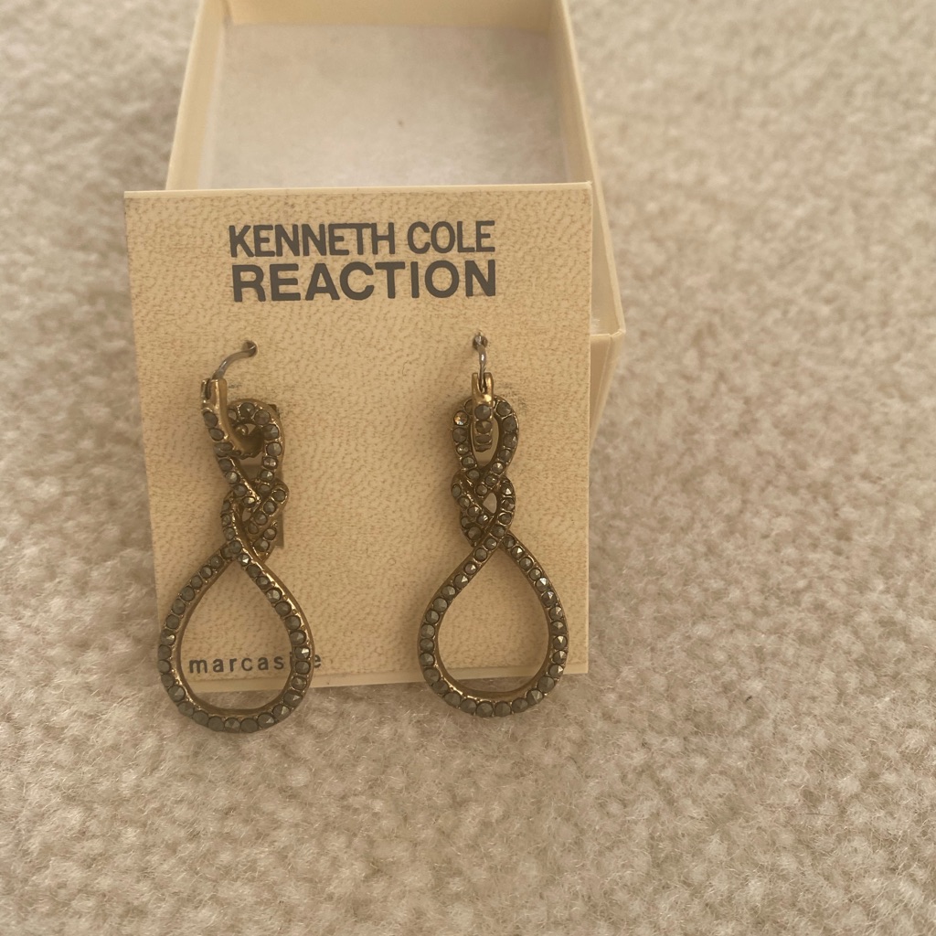 Sparkly Earrings 13$